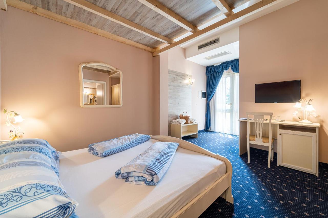 Borgo Dei Poeti Romantik Hotel 马内尔巴 外观 照片