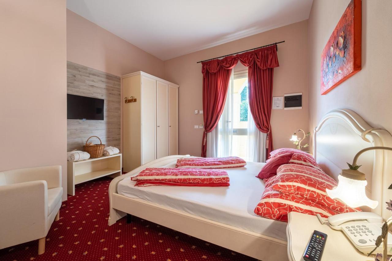 Borgo Dei Poeti Romantik Hotel 马内尔巴 外观 照片