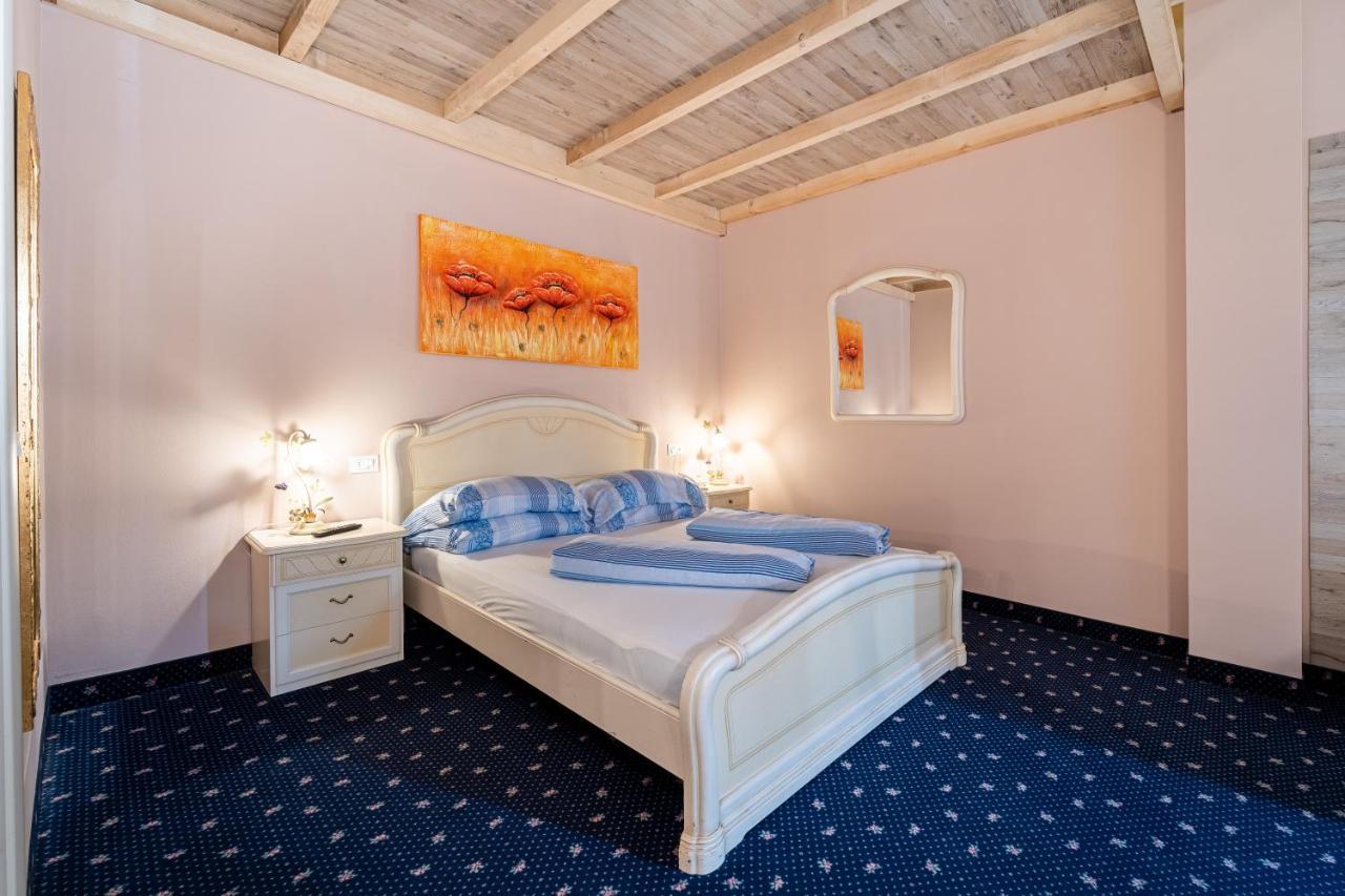 Borgo Dei Poeti Romantik Hotel 马内尔巴 外观 照片