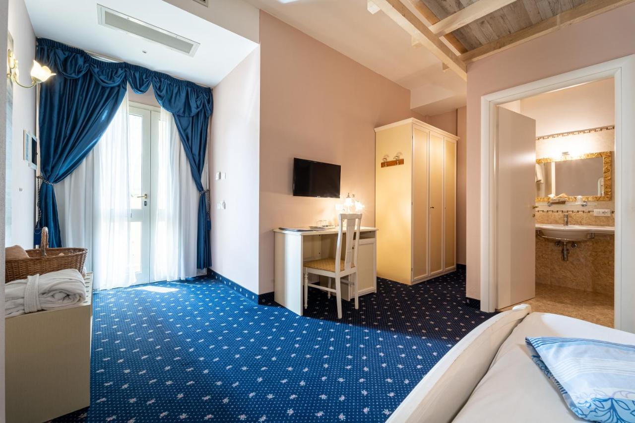 Borgo Dei Poeti Romantik Hotel 马内尔巴 外观 照片