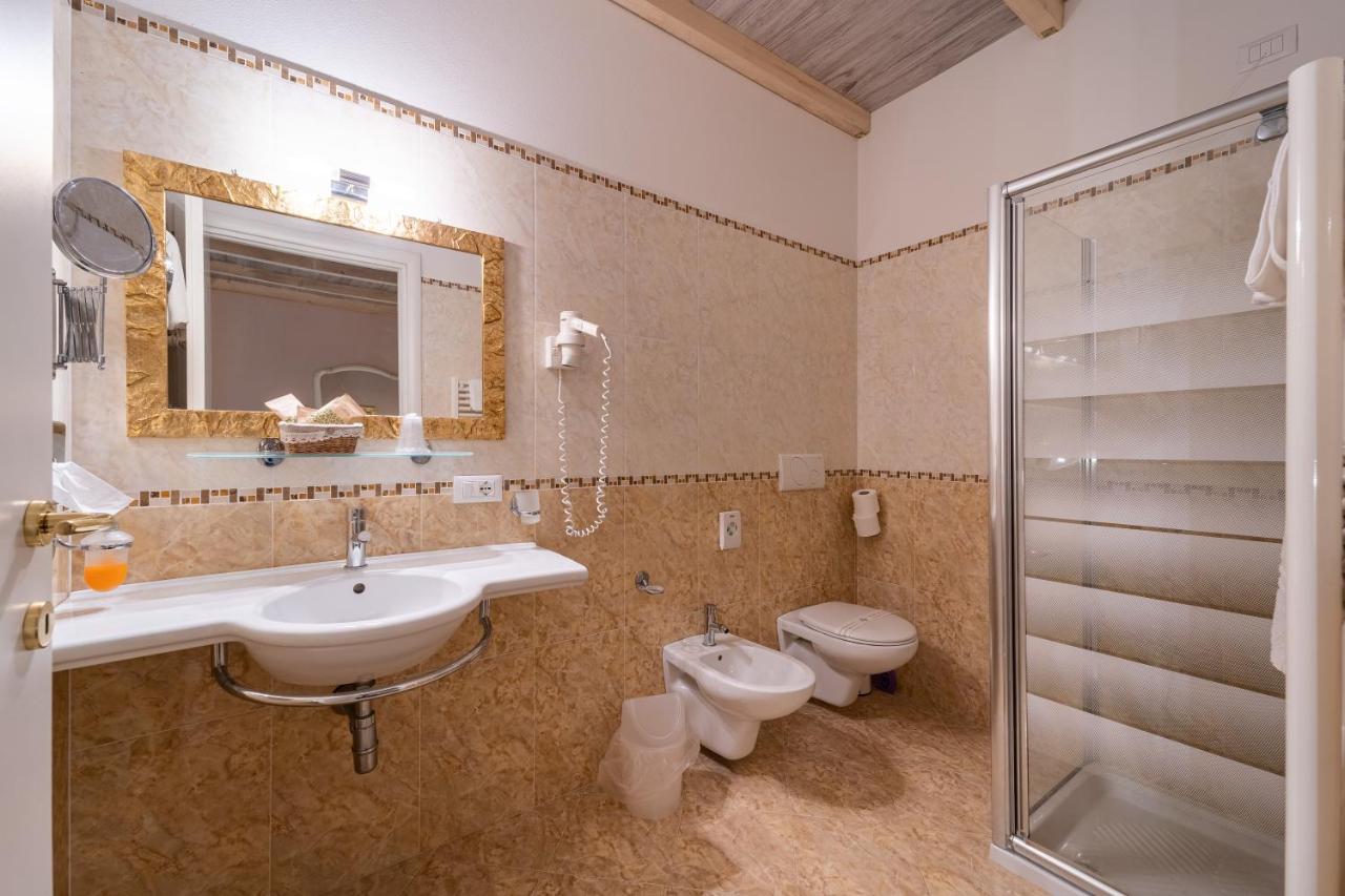 Borgo Dei Poeti Romantik Hotel 马内尔巴 外观 照片