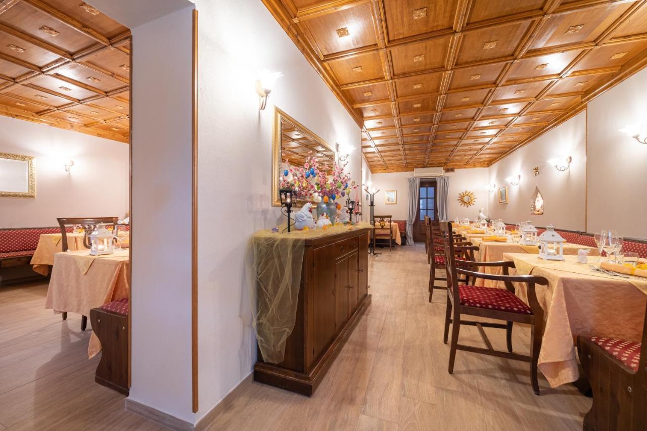 Borgo Dei Poeti Romantik Hotel 马内尔巴 外观 照片