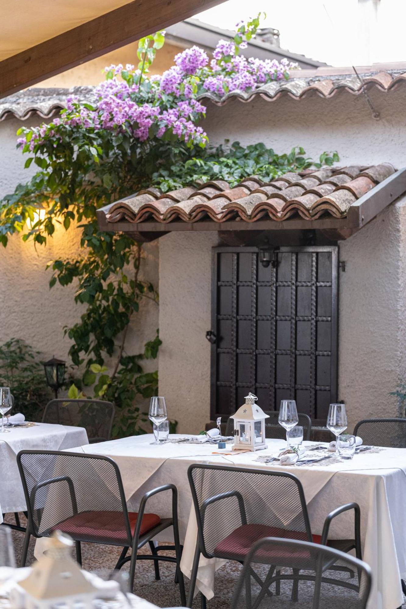 Borgo Dei Poeti Romantik Hotel 马内尔巴 外观 照片