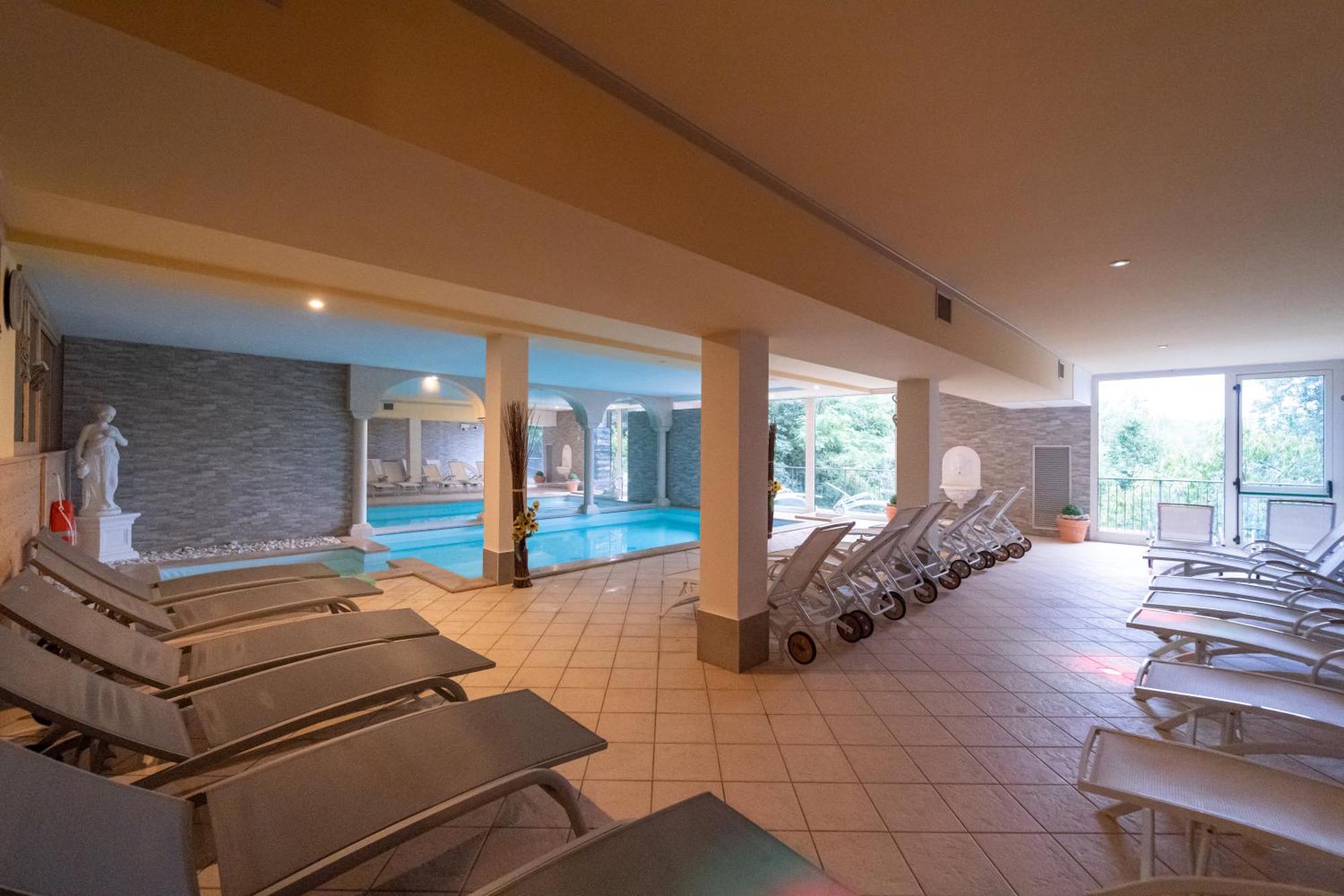 Borgo Dei Poeti Romantik Hotel 马内尔巴 外观 照片