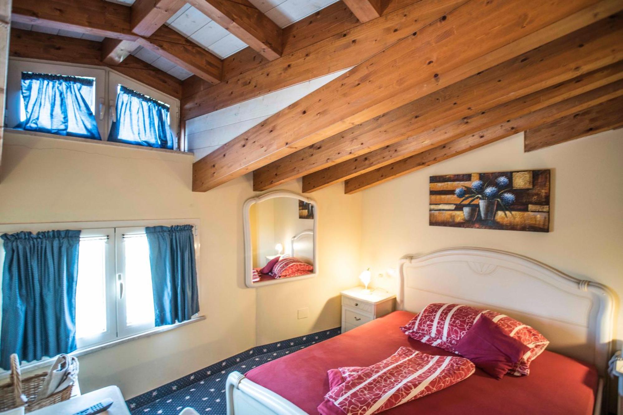Borgo Dei Poeti Romantik Hotel 马内尔巴 外观 照片