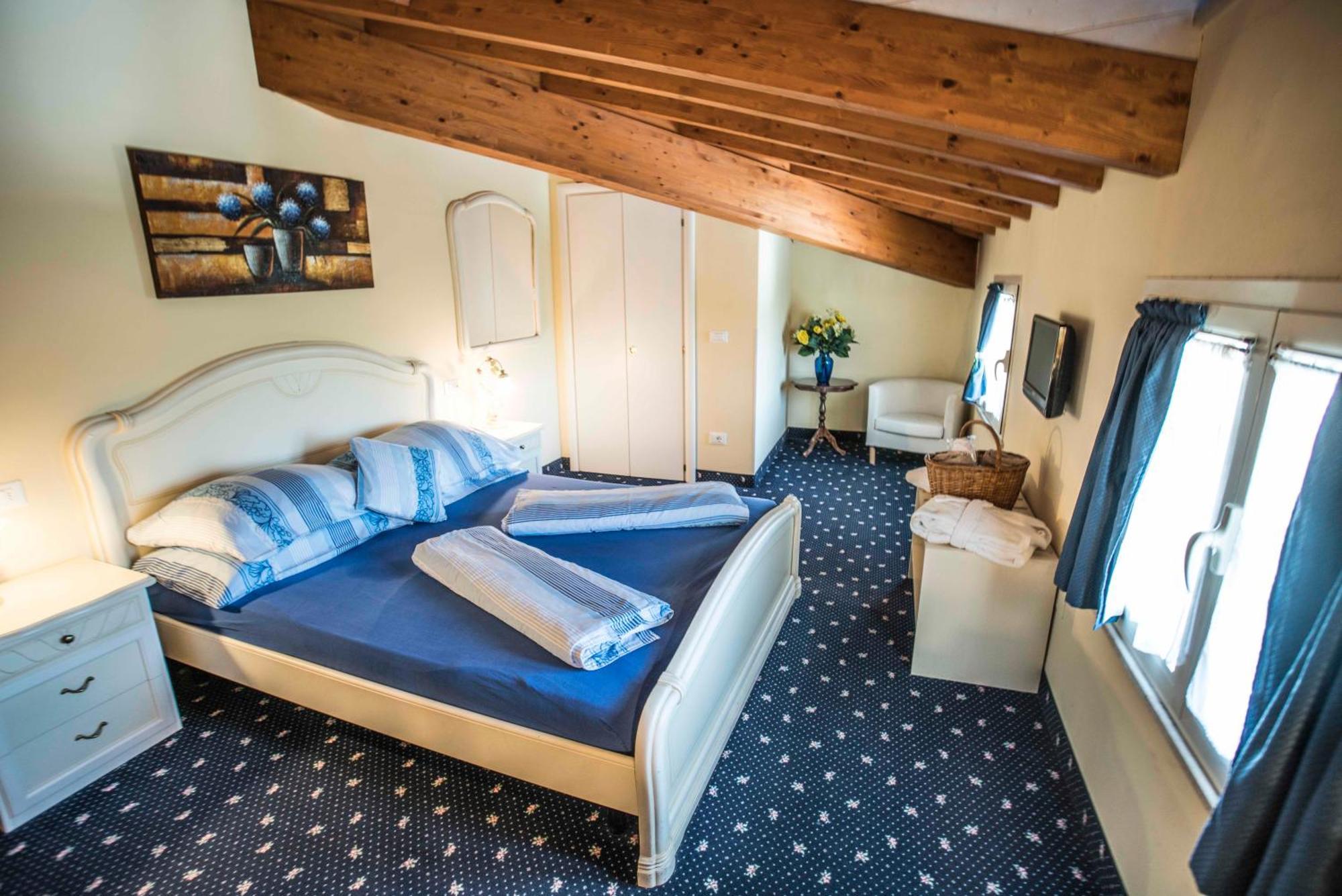 Borgo Dei Poeti Romantik Hotel 马内尔巴 外观 照片
