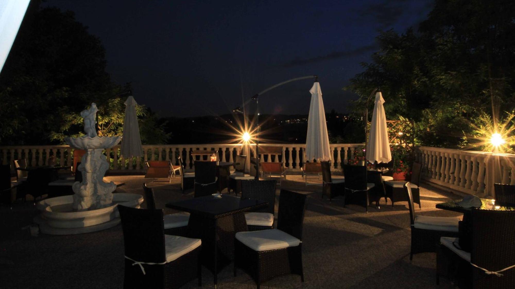 Borgo Dei Poeti Romantik Hotel 马内尔巴 外观 照片