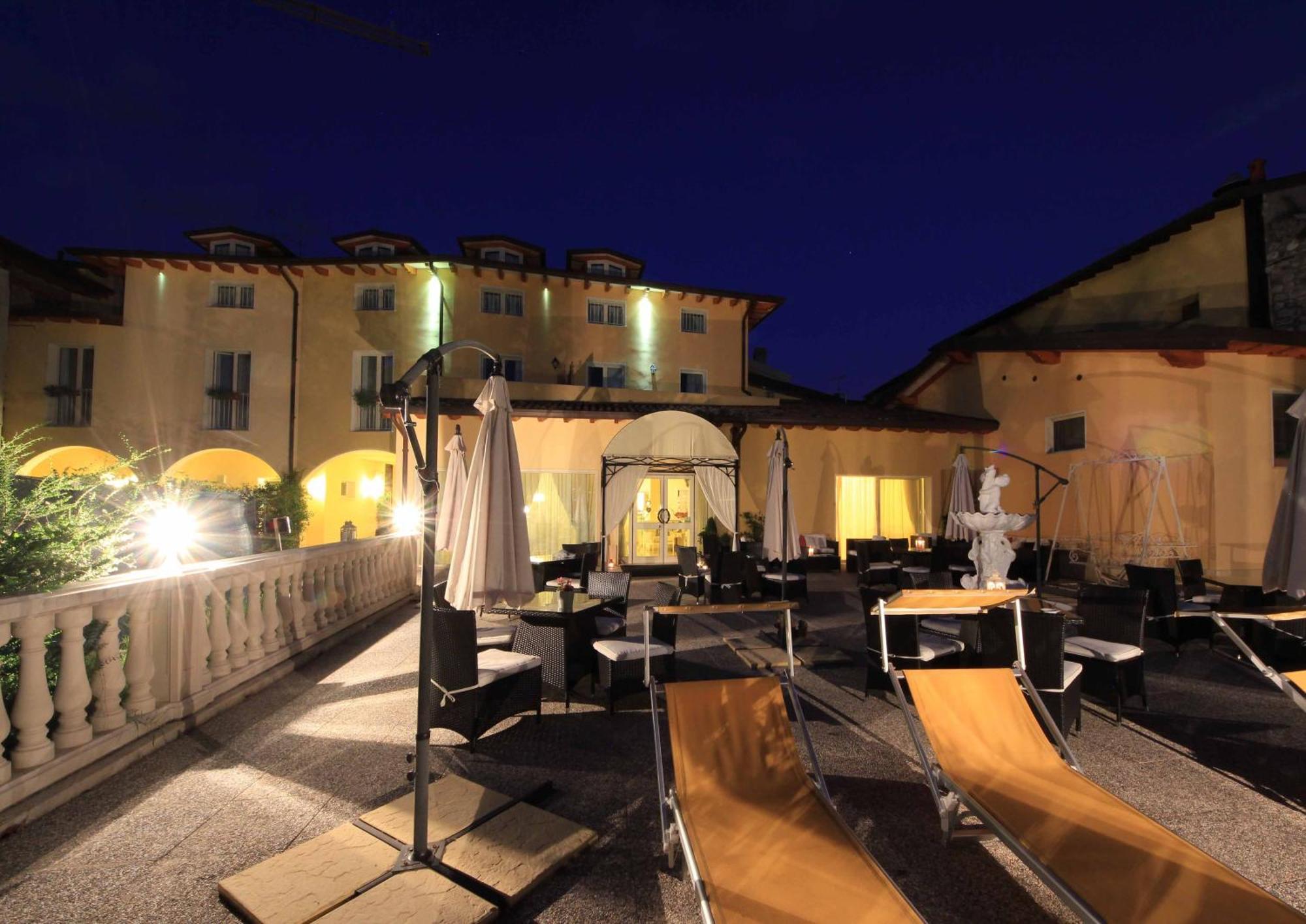 Borgo Dei Poeti Romantik Hotel 马内尔巴 外观 照片