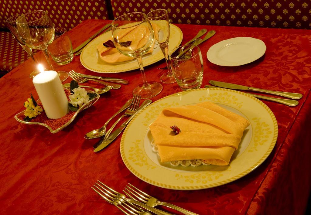 Borgo Dei Poeti Romantik Hotel 马内尔巴 外观 照片