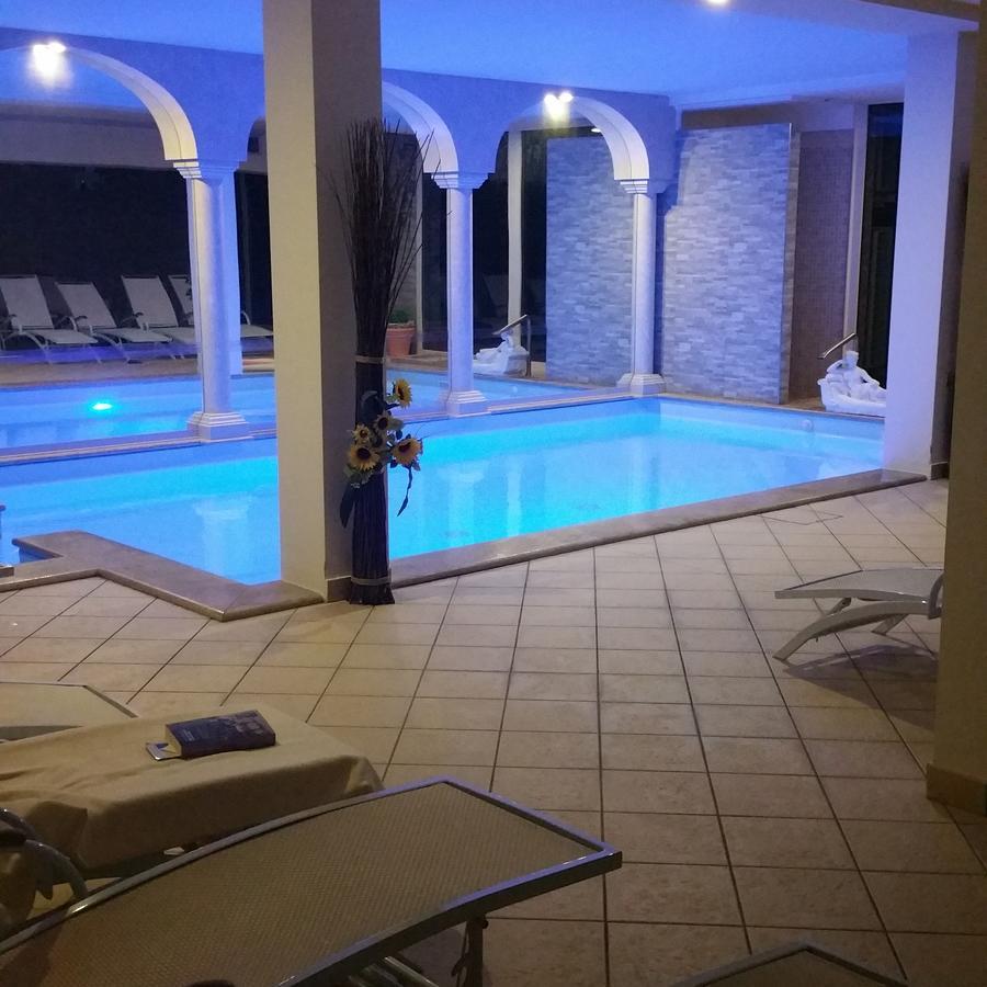 Borgo Dei Poeti Romantik Hotel 马内尔巴 外观 照片