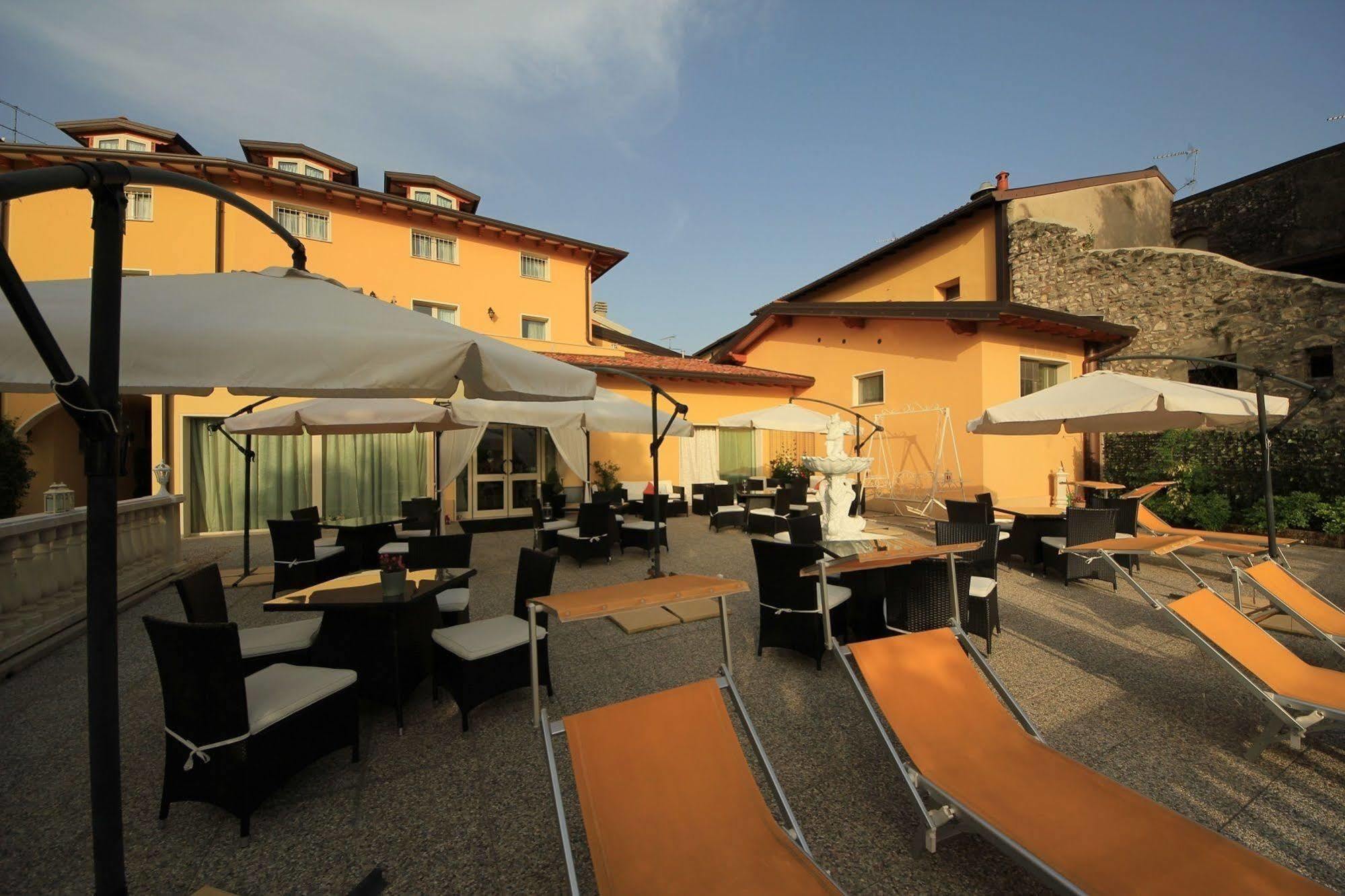 Borgo Dei Poeti Romantik Hotel 马内尔巴 外观 照片