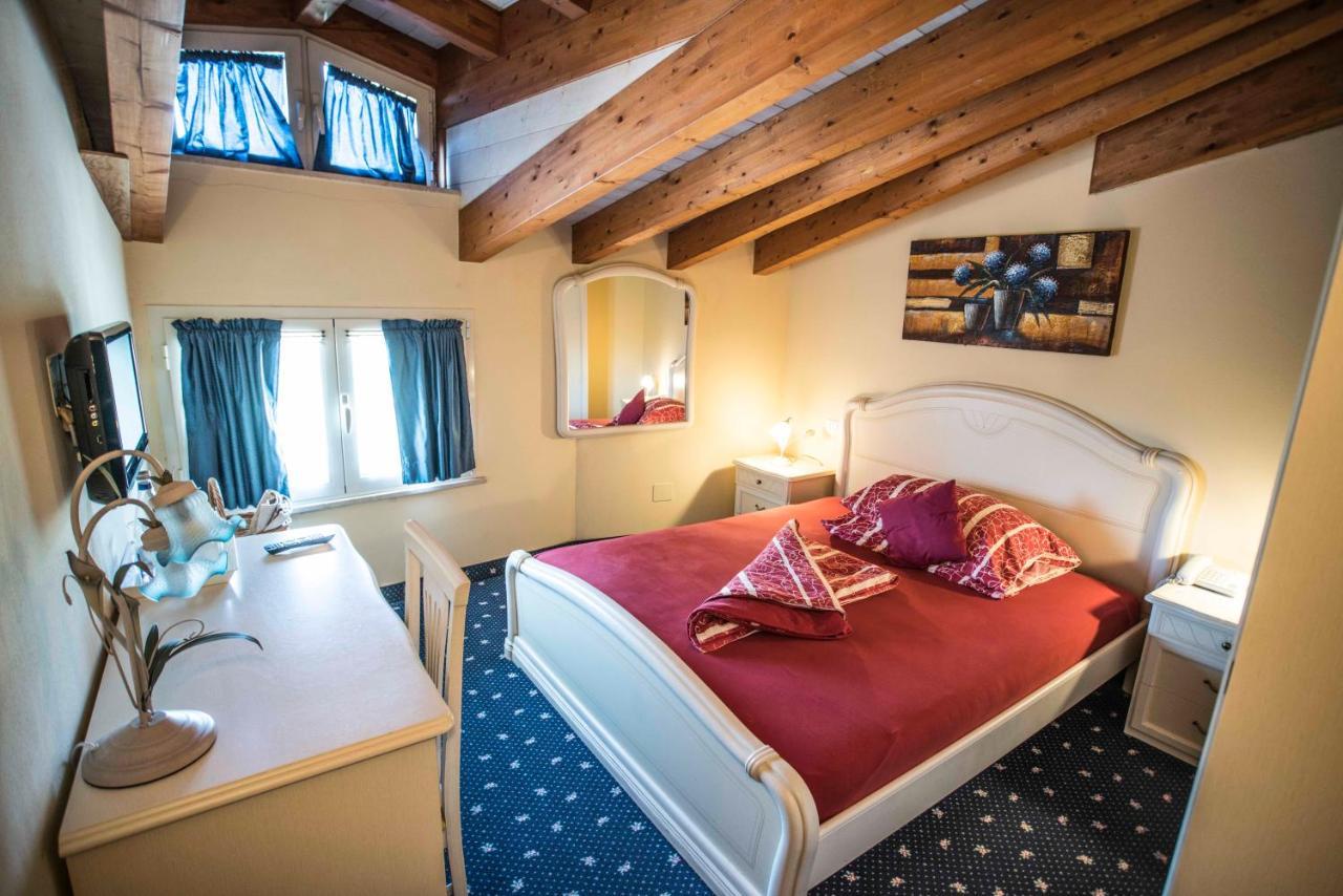 Borgo Dei Poeti Romantik Hotel 马内尔巴 外观 照片