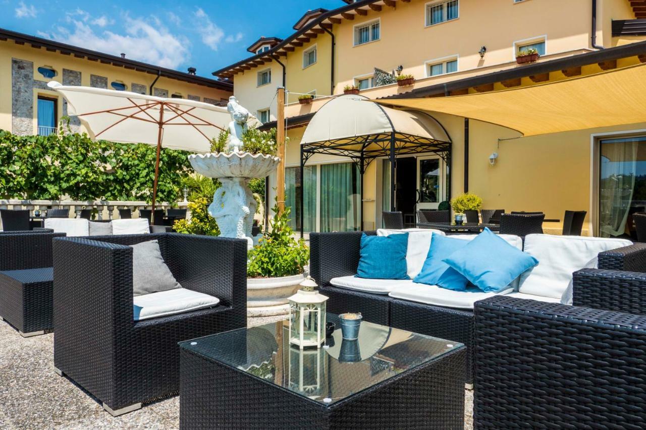 Borgo Dei Poeti Romantik Hotel 马内尔巴 外观 照片