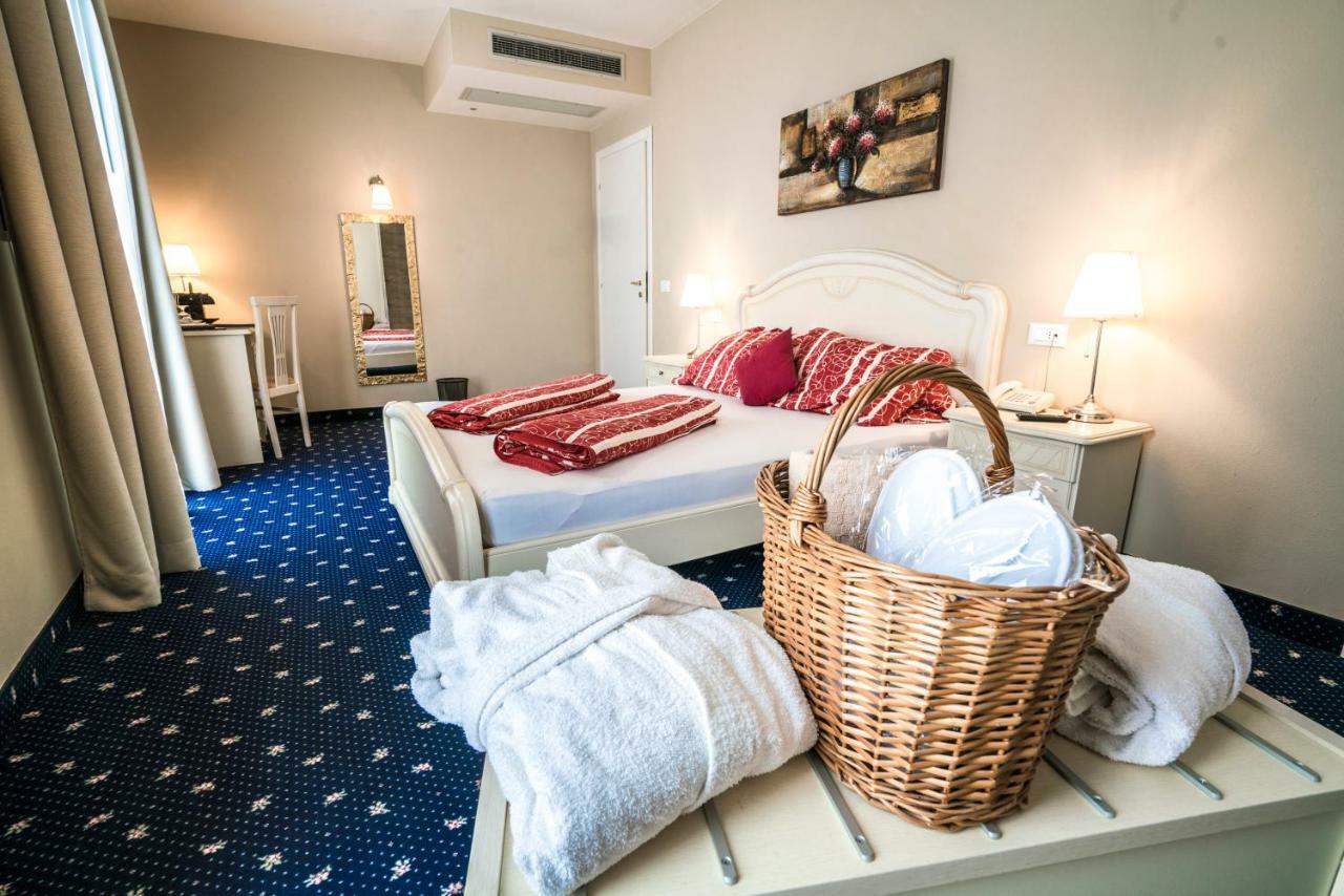 Borgo Dei Poeti Romantik Hotel 马内尔巴 外观 照片