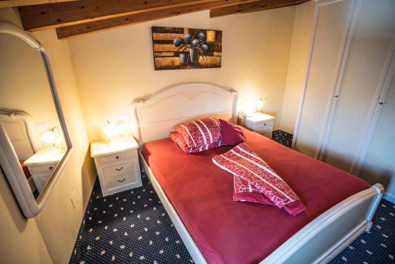 Borgo Dei Poeti Romantik Hotel 马内尔巴 外观 照片