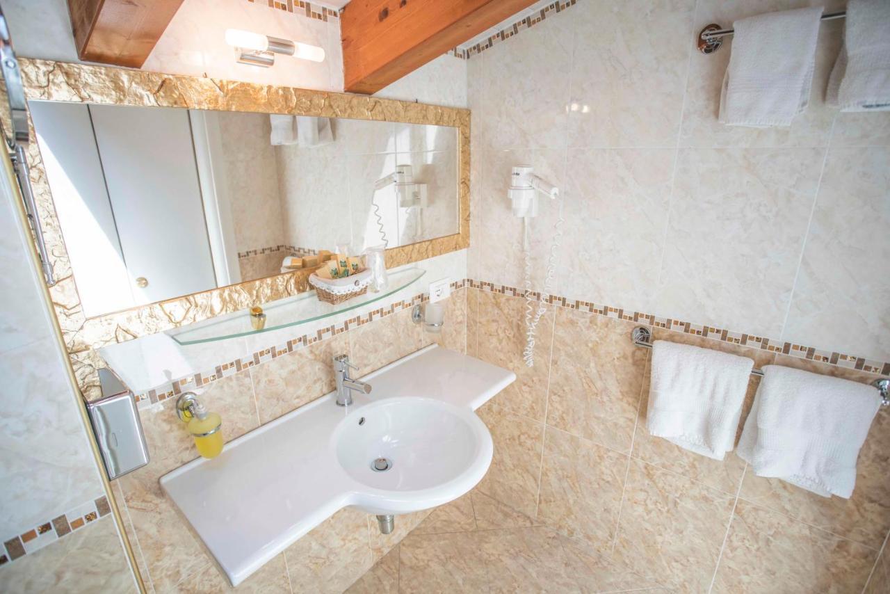 Borgo Dei Poeti Romantik Hotel 马内尔巴 外观 照片
