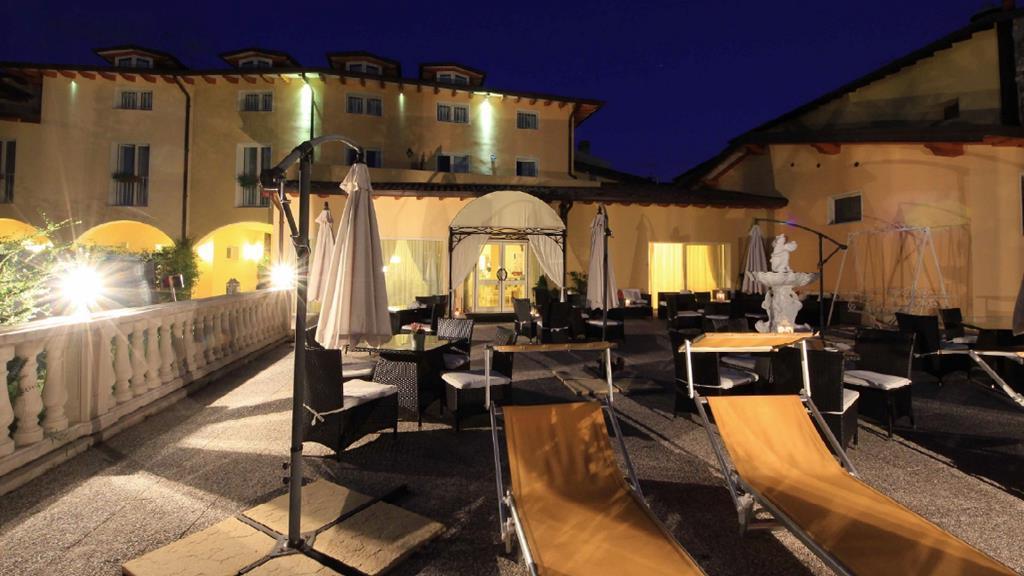Borgo Dei Poeti Romantik Hotel 马内尔巴 外观 照片