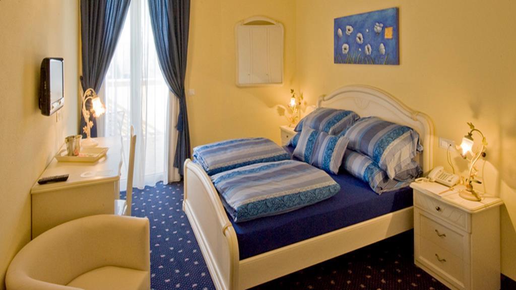 Borgo Dei Poeti Romantik Hotel 马内尔巴 外观 照片